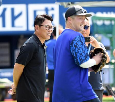 　牧（右）と話す井端監督（撮影・佐藤厚）