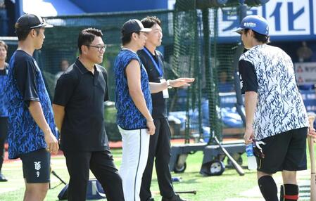 　井端監督（左から２人目）にあいさつする度会（撮影・佐藤厚）