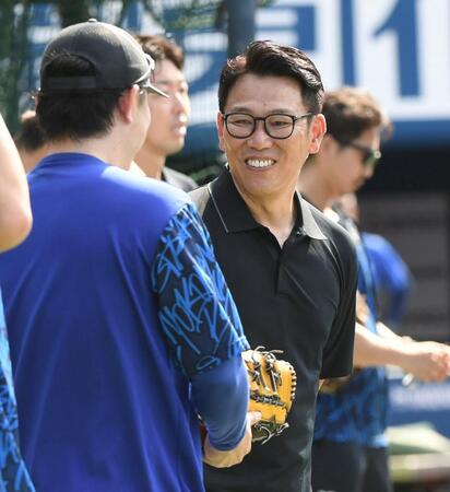 　佐野（左）と談笑する井端監督（撮影・佐藤厚）