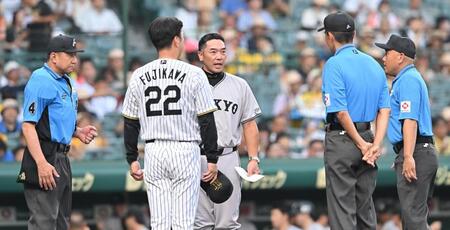 　メンバー表の交換時に、審判団らに一言話す阿部監督（中央）＝撮影・西田忠信