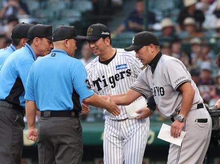 　メンバー表交換を終え、審判団と握手を交わす（右から）阿部監督、藤川監督（撮影・北村雅宏）