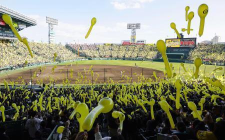 　３月のオープン戦で行われた「ラッキーセブンのジェット風船」の実証実験＝甲子園