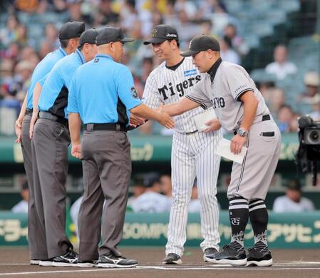 　メンバー表交換で審判団と握手を交わす阿部監督（右）