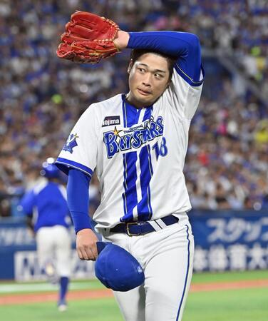 　４回を投げ終えベンチに戻る小園