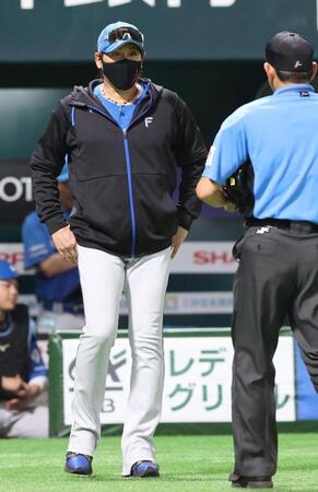 　８回、選手交代を告げる新庄監督