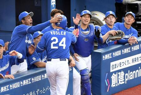 　１回、ボスラーは右中間に６号先制３ランを放ち、ナインに迎えられる（撮影・佐藤厚）