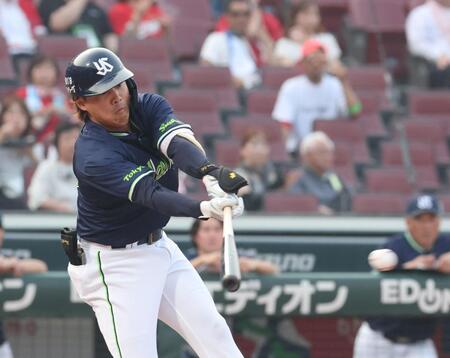 　１回、中前タイムリーを放つ赤羽（撮影・市尻達拡）