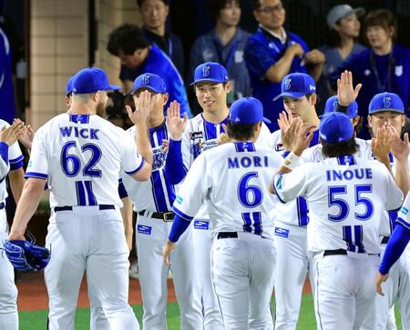　中日に勝利し、喜び合う小園（中央）らＤｅＮＡナイン