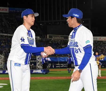 　プロ初勝利を挙げ、三浦監督（右）から祝福される小園（撮影・佐藤厚）