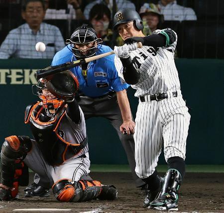 　９回阪神無死満塁、豊田がサヨナラの中犠飛を放つ。捕手岸田＝甲子園