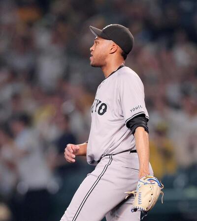 　９回、豊田にサヨナラ犠飛を許し打球を見つめるマルティネス