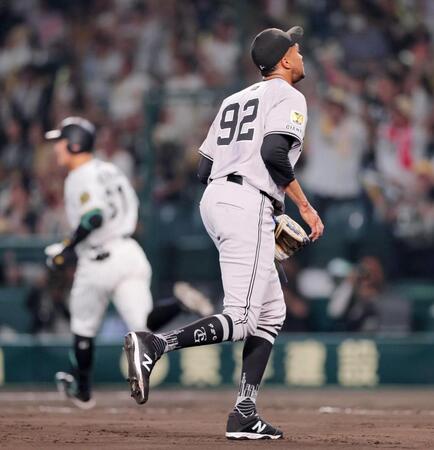 　９回、豊田（奥）にサヨナラ犠飛を許すマルティネス