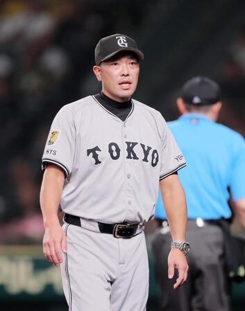 　５回、選手交代を告げた阿部監督