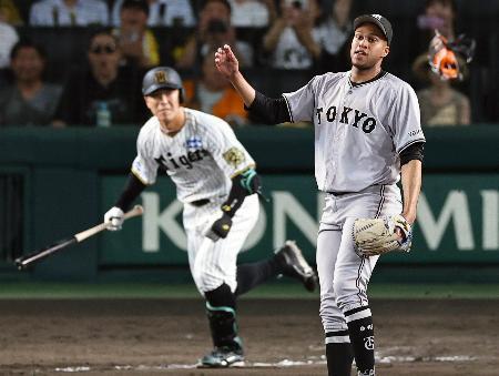 　９回、阪神・豊田（左）にサヨナラ犠飛を許した巨人・マルティネス＝甲子園