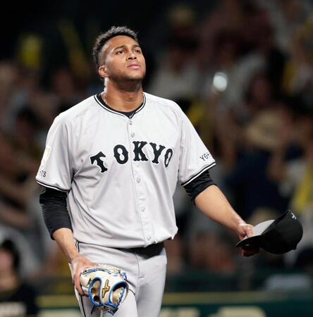 　９回、阪神にサヨナラ負けし、引き揚げるマルティネス