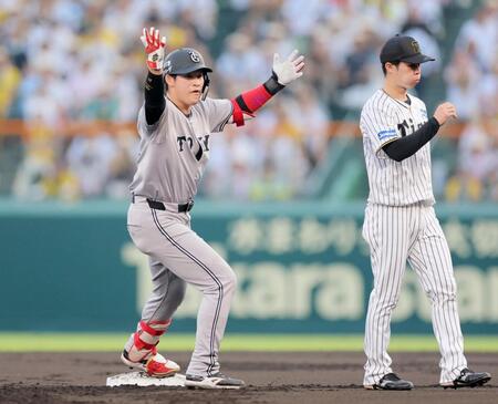 　１回、先制の２点二塁打を放ち喜ぶ増田陸