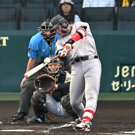 　１回、先制二塁打を放つ増田陸（撮影・飯室逸平）