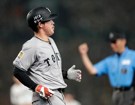 　８回、好機で二ゴロ併殺に倒れた増田陸