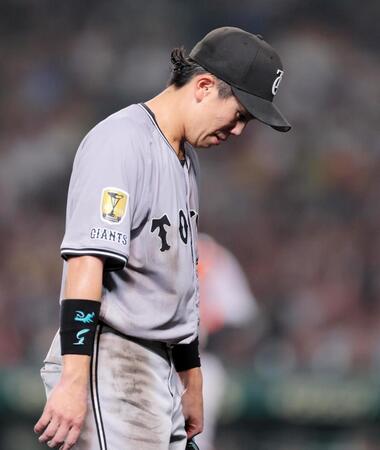 　５回、交代となりベンチへ戻る門脇