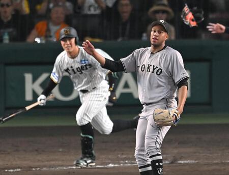 　９回、豊田にサヨナラ打を打たれるマルティネス（撮影・飯室逸平）