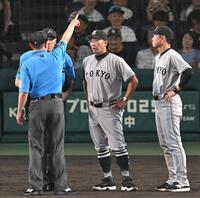 　８回、リクエストの結果に抗議したとして、退場となった阿部監督