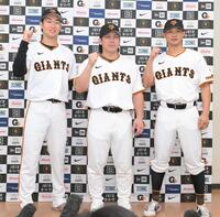 　オールスターゲームの選手間投票で選出され、笑顔を見せる（左から）山崎、甲斐、吉川（撮影・伊藤笙子）