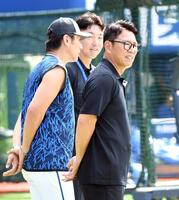 　三浦監督（左）と話す井端監督（右）＝撮影・佐藤厚