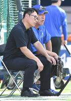 　井上監督（右）と話す井端監督（撮影・佐藤厚）