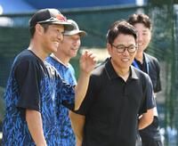 　京田（左）と話す井端監督（右）＝撮影・佐藤厚