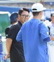 　岡林（右）と話す井端監督（撮影・佐藤厚）