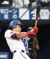 　１回、井上は右前に同点適時打を放つ（撮影・佐藤厚）