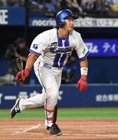 　４回、井上は右越えに２号勝ち越しソロを放つ（撮影・佐藤厚）