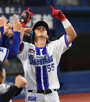 　４回、井上は右越えに２号勝ち越しソロを放ち、ベンチにがい旋する（撮影・佐藤厚）