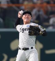 　５回、坂本の安打を処理し、本塁へ送球して二走・泉口を補殺する豊田（撮影・北村雅宏）