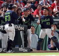 　６回、中越え３ランを放った増田珠を出迎える中村優（撮影・市尻達拡）