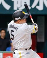 　２回、山川が左越えに先制ソロを放つ