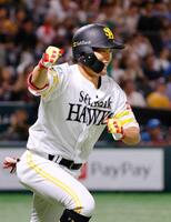 　２回、プロ初安打を放ちガッツポーズ山本