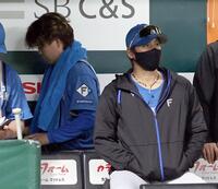 　５回３失点で降板する金村（左）とベンチの新庄監督