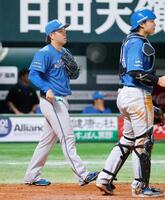 　４回、海野に２点打を許した先発の金村。右は捕手の田宮