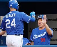 　１回、先制３ランのボスラーを迎える井上監督