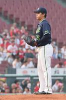 　１回、この日、誕生日を迎えた田中を打席に迎え、一度プレートを外す中村優（撮影・市尻達拡）