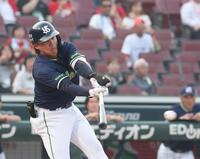 　１回、中前タイムリーを放つ赤羽（撮影・市尻達拡）