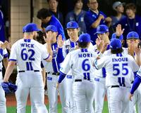 　中日に勝利し、喜び合う小園（中央）らＤｅＮＡナイン