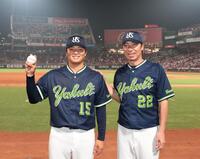 　プロ初勝利を手にし、記念球を手に高津監督と記念撮影に応じる中村優（撮影・市尻達拡）