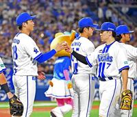 　試合終了後、佐野（右）からウイニングボールを受け取る小園