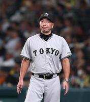 　７回の攻撃を終え、選手交代を告げた阿部監督（撮影・北村雅宏）