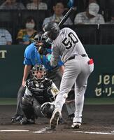 　８回、死球を受けるオコエ（撮影・飯室逸平）