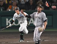 　９回、豊田にサヨナラ打を打たれるマルティネス（撮影・飯室逸平）