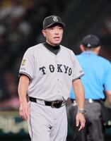 　５回、選手交代を告げた阿部監督