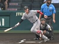 　１回、先制二塁打を放つ増田陸（撮影・飯室逸平）